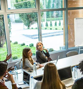 Et si vous deveniez assistant(e) de vie aux familles ?